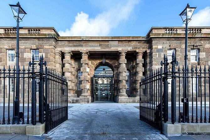 Black Taxi Tour and Crumlin Road Gaol tour Combo - Riding through Shankill Road and Falls Road