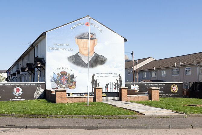 Black Taxi Tour and Crumlin Road Gaol tour Combo - Who should book this experience?