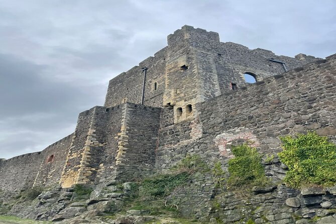 Giants Causeway, Rope Bridge, Carrickfergus Castle and Dark Hedges Tour - Dunluce Castle and the risk of losing the final stop
